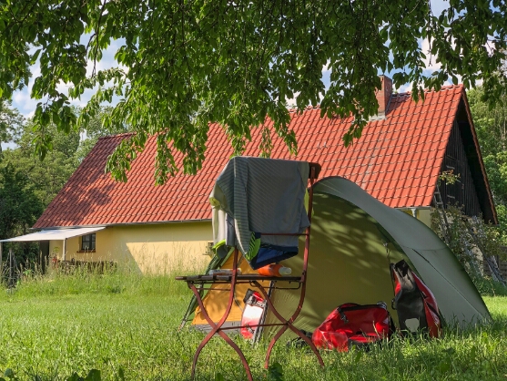 Zeltwiese beim alten Schulhaus in Rieth