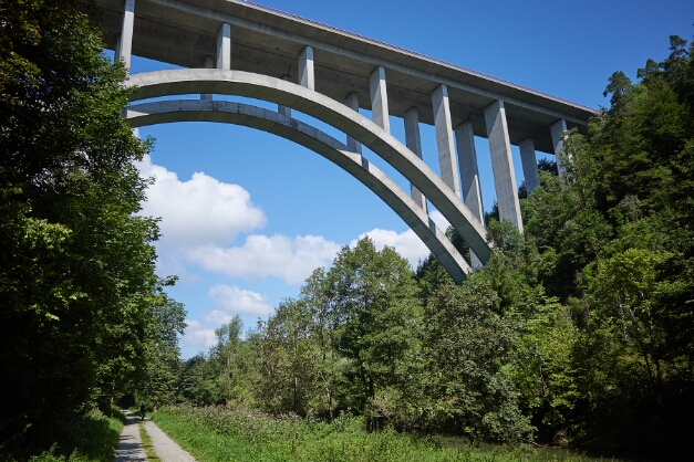 weit über dem Neckar die Autobahn weit �ber der Neckar die Autobahn